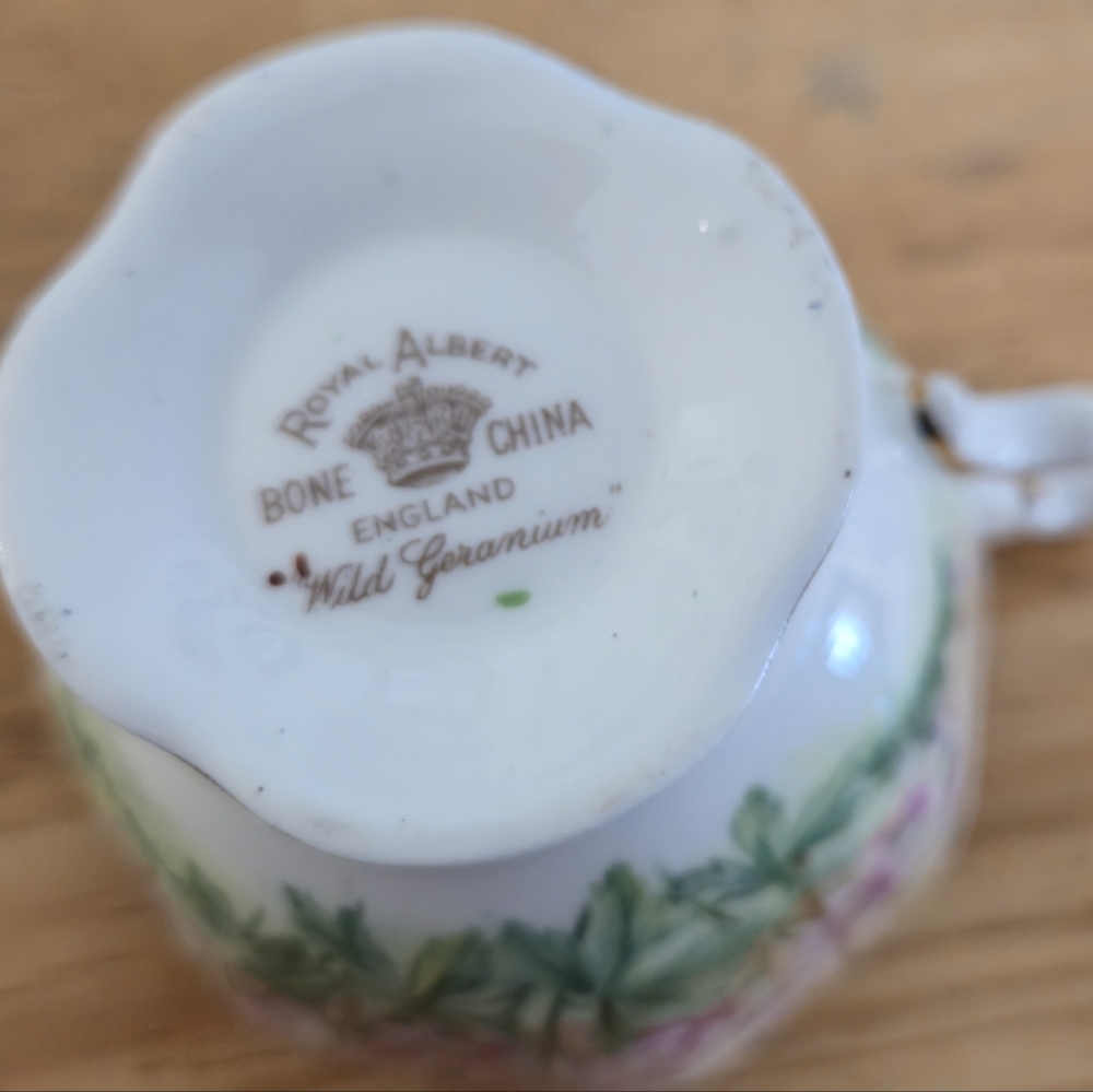 Royal Albert Wild Geranium Vintage Bone China Teacup Saucer Set Floral Gold Trim - Picture 3 of 8
